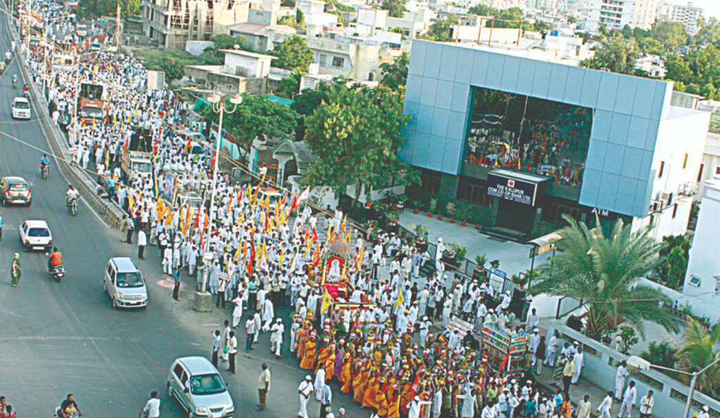 आश्रम व श्री योग वेदांत सेवा समिति द्वारा विभिन्न जन-कल्याण सेवाएँ